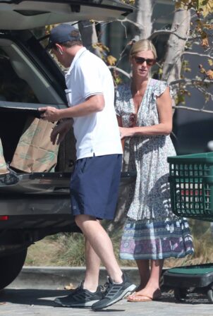 Nicky Hilton - With her husband James Rothschild seen at Whole Foods in Malibu