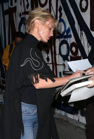 Nicky Whelan - Signs autographs at Craig's Restaurant in West Hollywood