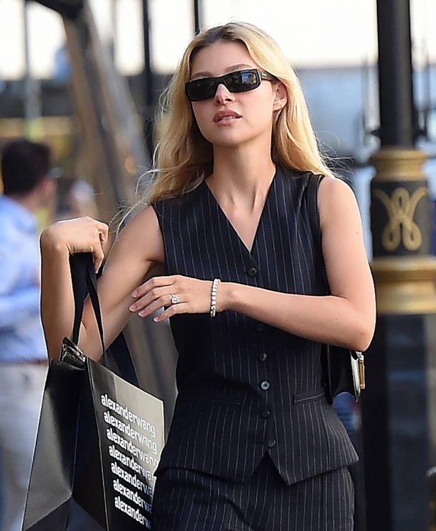 Nicola Peltz - Shows her £350,000 engagement ring in London