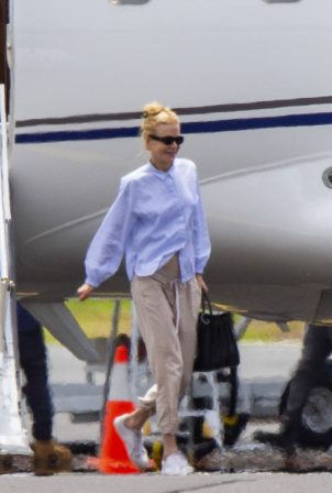 Nicole Kidman - flying to Byron Bay