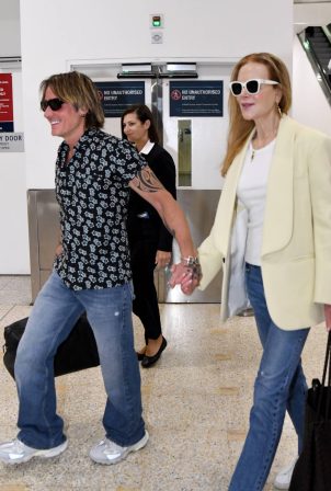 Nicole Kidman - With Keith Urban for their Christmas Summer vacation in Sydney