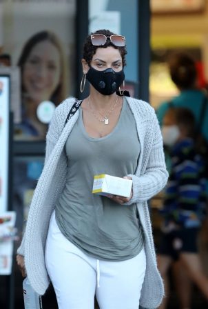 Nicole Murphy at Gelson's Market in Pacific Palisades
