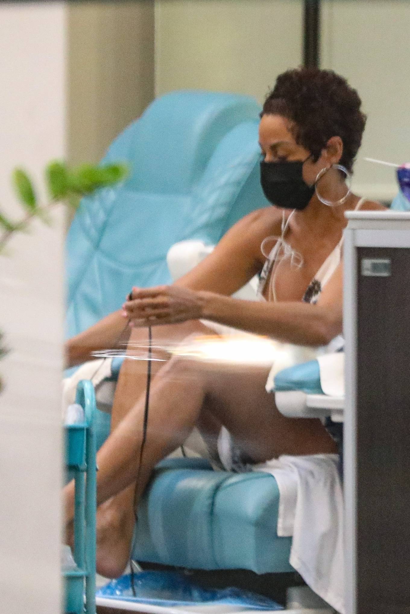 Nicole Murphy - Seen at a nail salon in Beverly Hilly