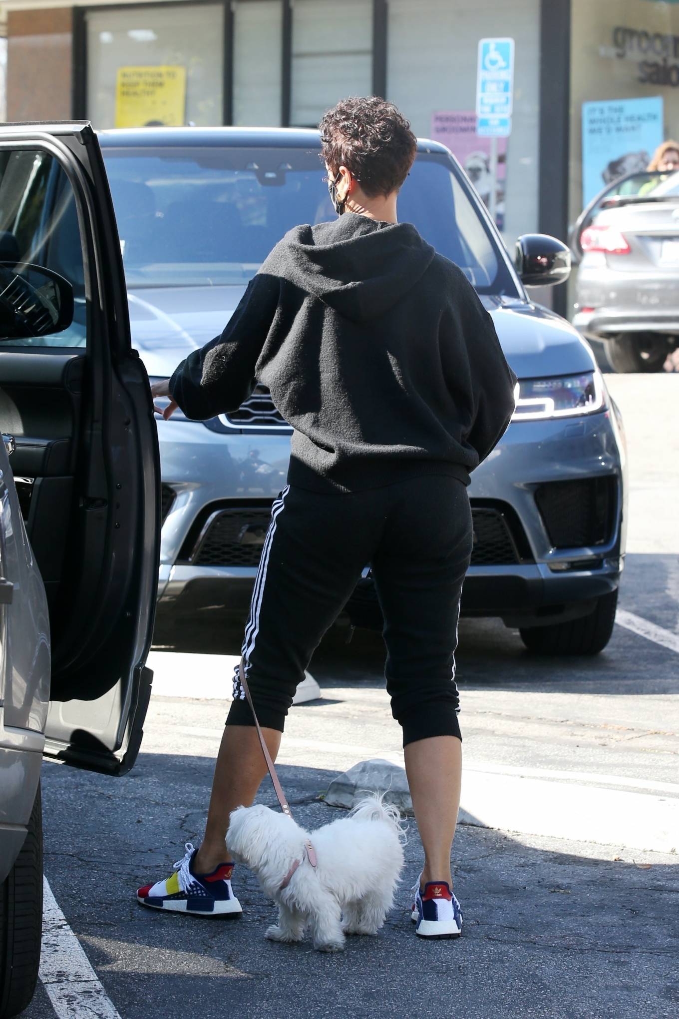 Nicole Murphy 2021 : Nicole Murphy – Seen shopping with her pooch at Petco in West Hollyywood-01
