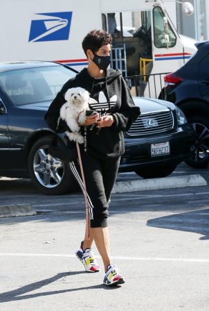 Nicole Murphy - Seen shopping with her pooch at Petco in West Hollyywood