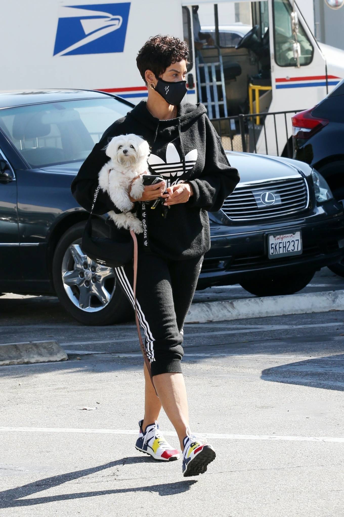 Nicole Murphy 2021 : Nicole Murphy – Seen shopping with her pooch at Petco in West Hollyywood-21