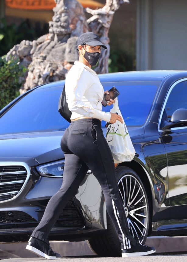 Nicole Murphy - Seen wearing sweatpants in her new 100k  Mercedes