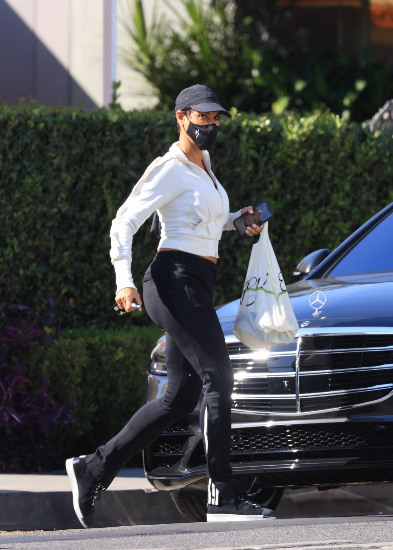 Nicole Murphy 2021 : Nicole Murphy – Seen wearing sweatpants in her new 100k  Mercedes-08