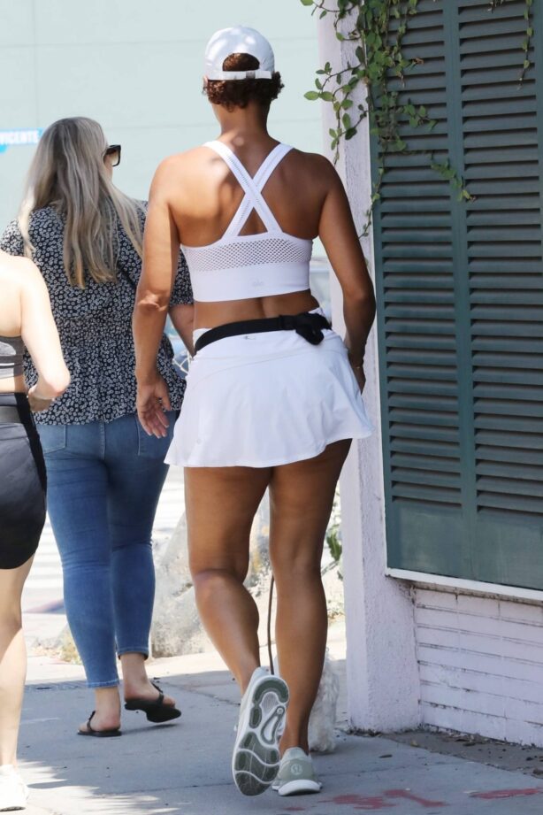 Nicole Murphy - Takes her dog for a walk in West Hollywood