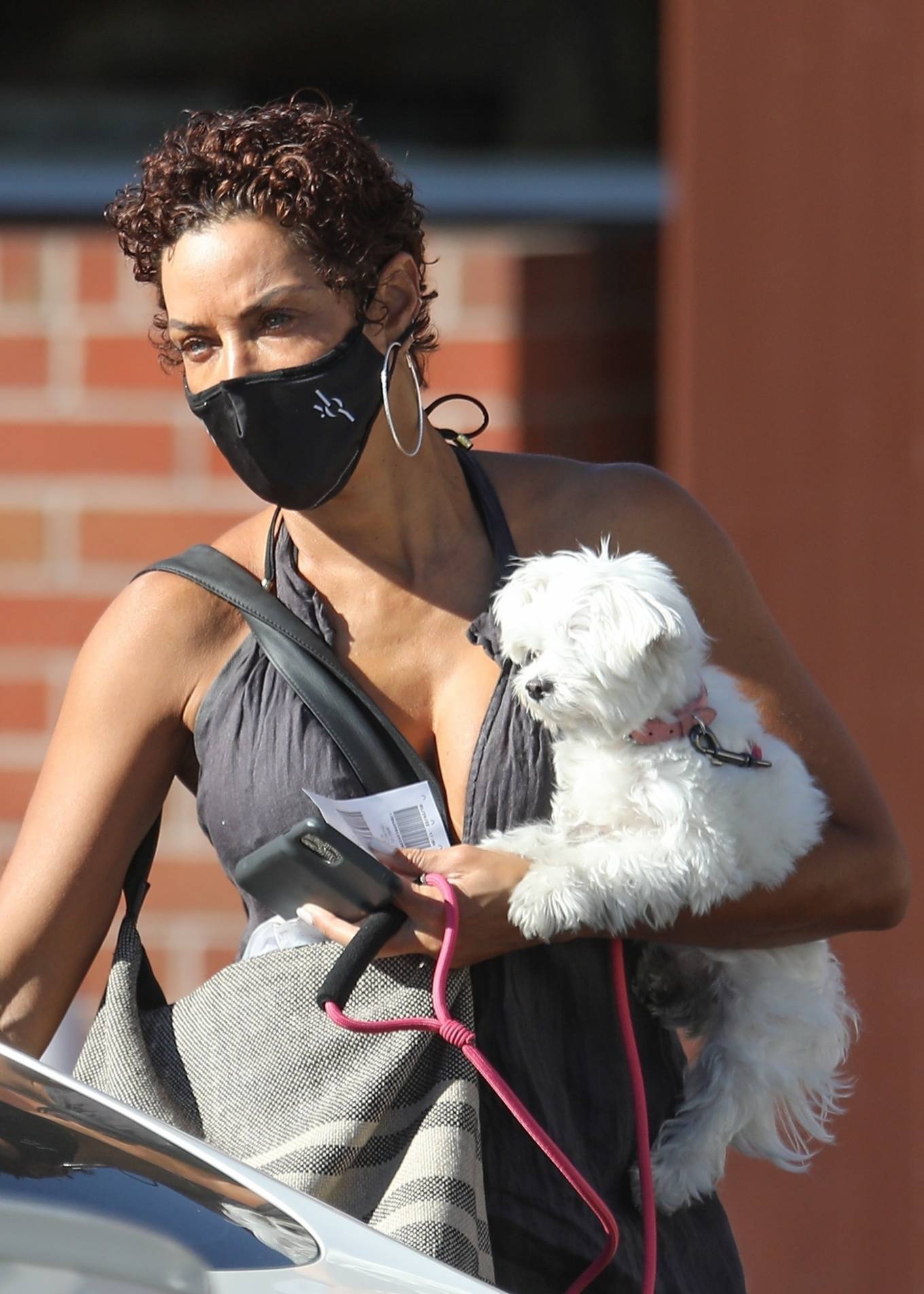 Nicole Murphy 2021 : Nicole Murphy – Takes her dog out in Beverly Hills-02