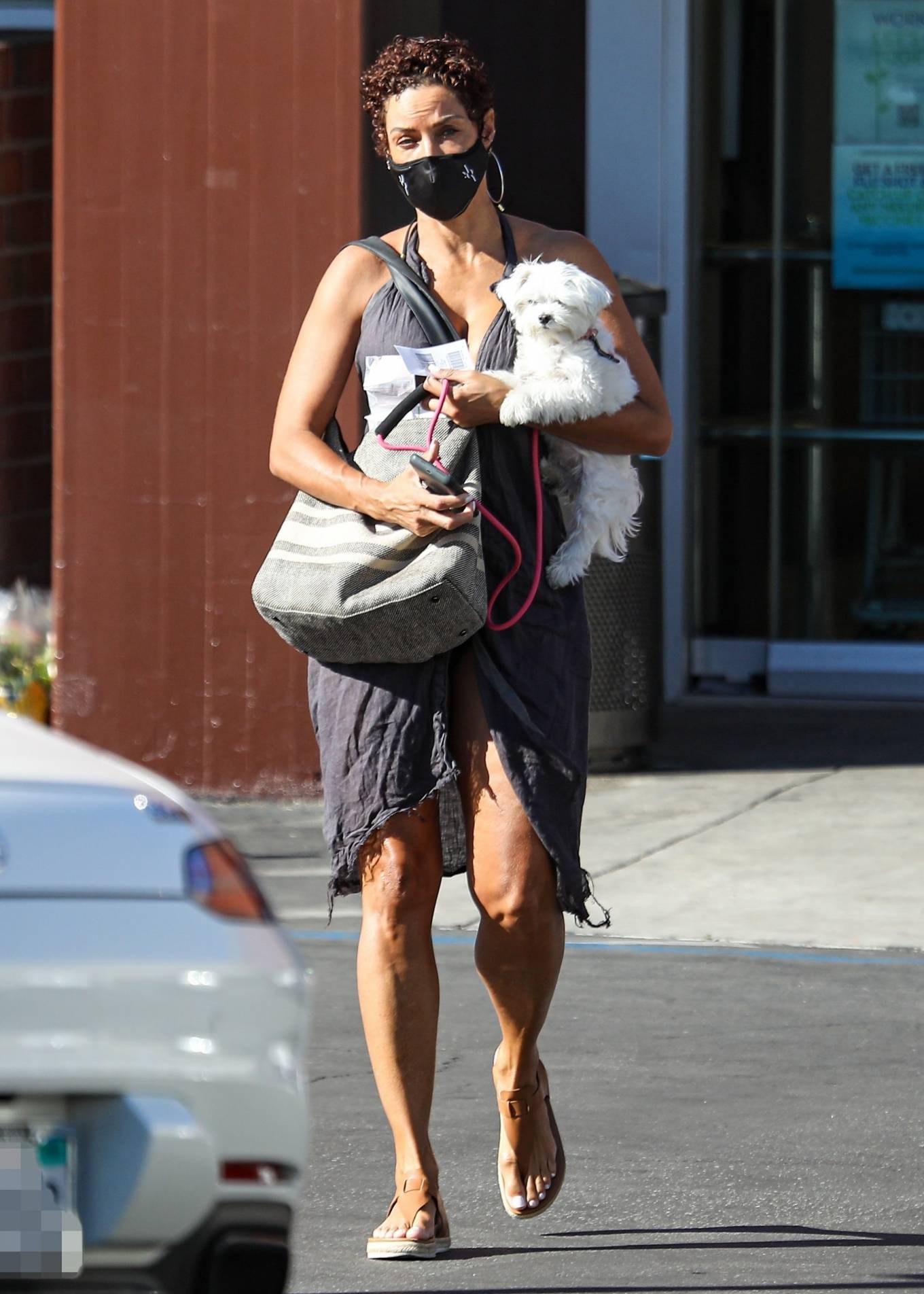Nicole Murphy 2021 : Nicole Murphy – Takes her dog out in Beverly Hills-06