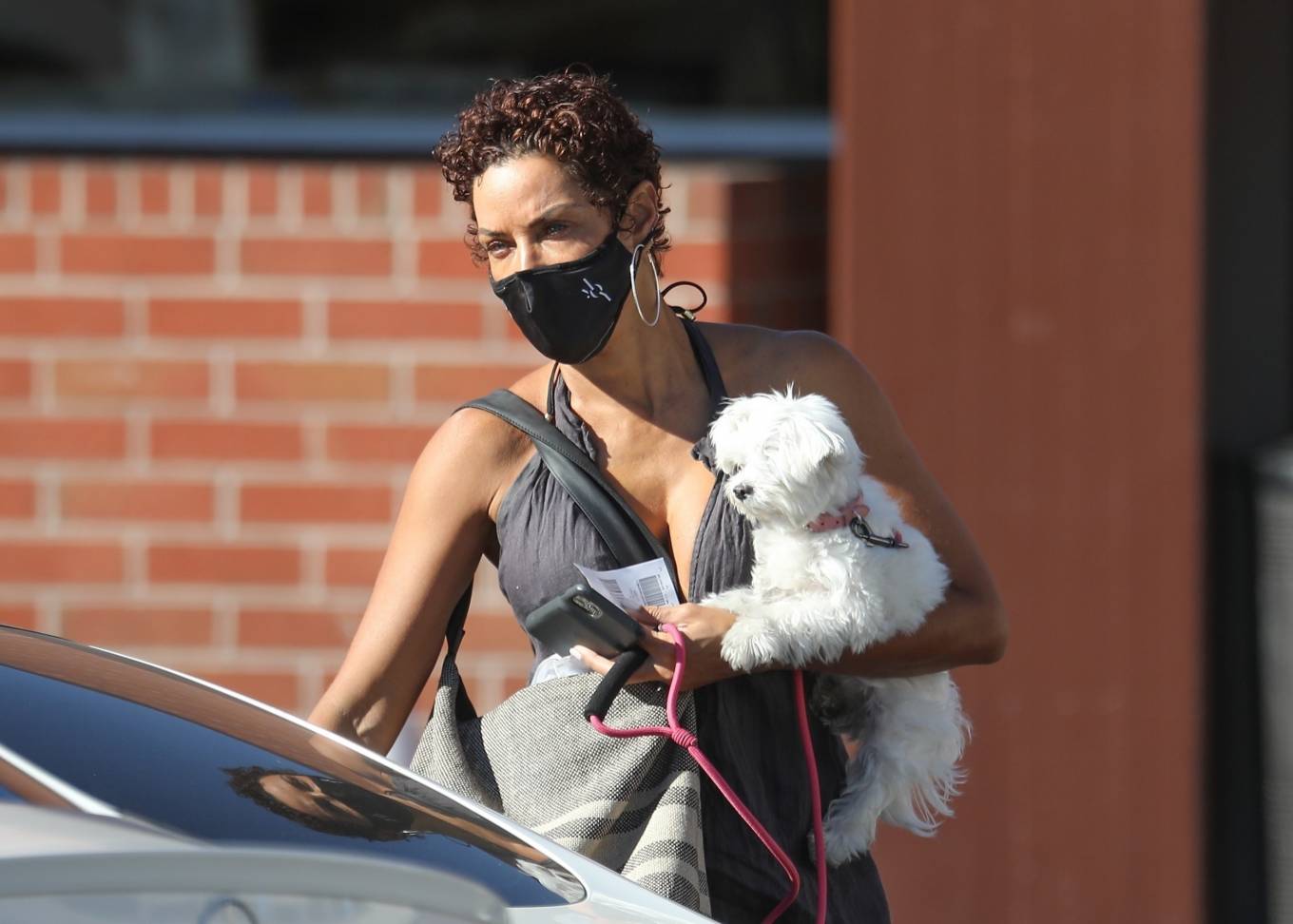 Nicole Murphy 2021 : Nicole Murphy – Takes her dog out in Beverly Hills-12