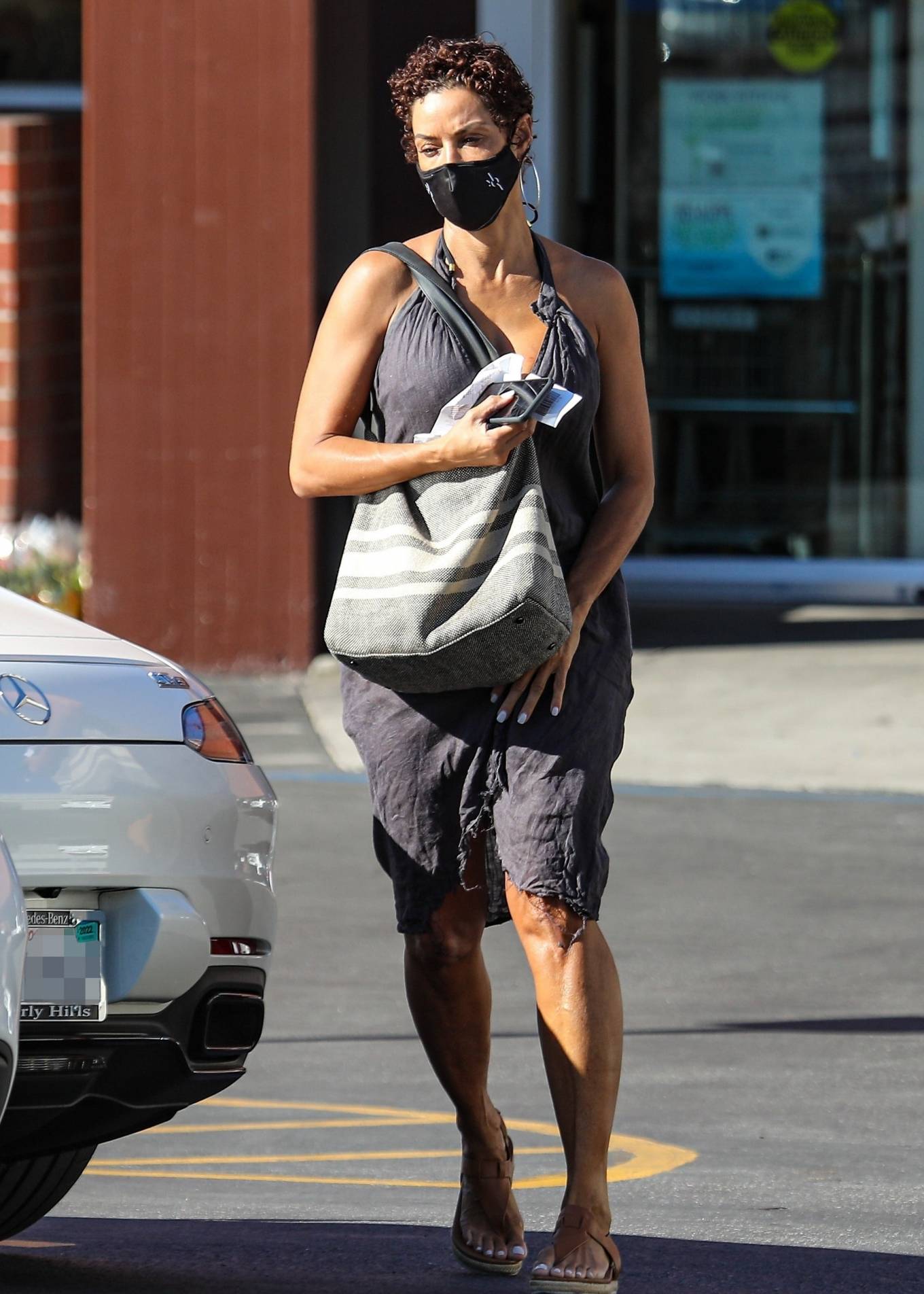 Nicole Murphy 2021 : Nicole Murphy – Takes her dog out in Beverly Hills-13