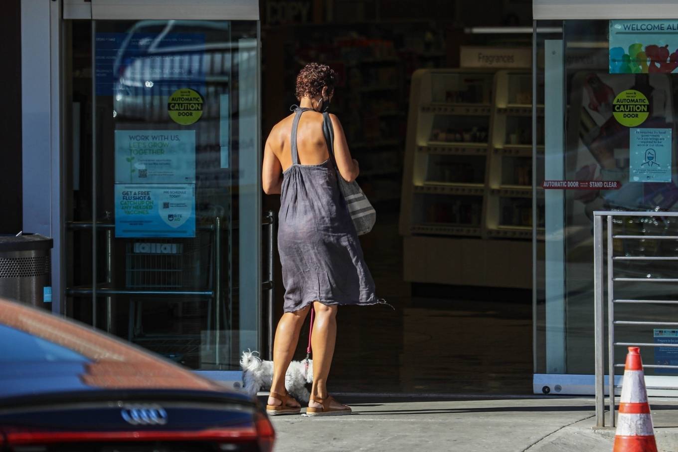 Nicole Murphy 2021 : Nicole Murphy – Takes her dog out in Beverly Hills-15