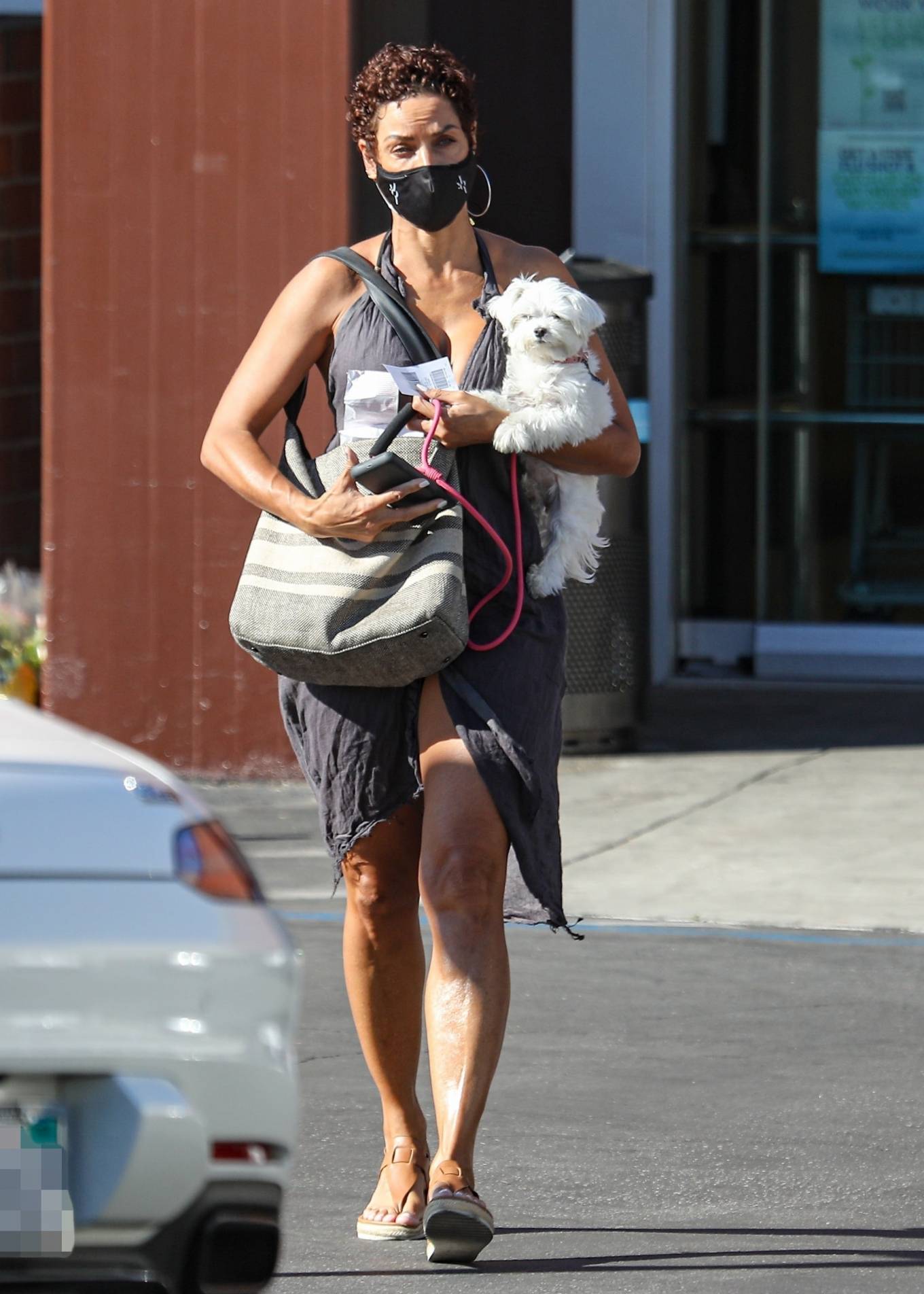 Nicole Murphy 2021 : Nicole Murphy – Takes her dog out in Beverly Hills-16
