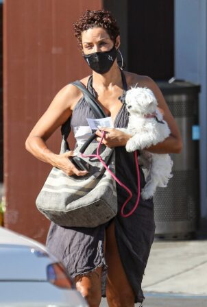 Nicole Murphy - Takes her dog out in Beverly Hills