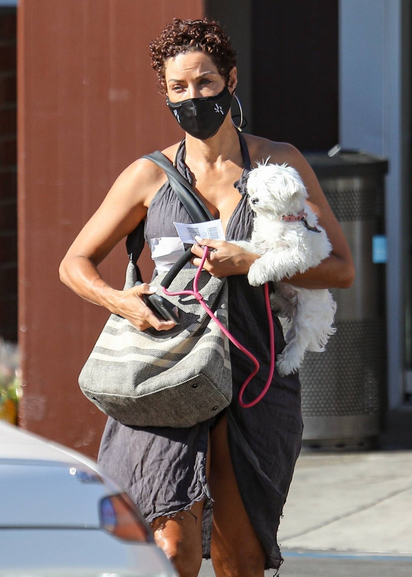 Nicole Murphy 2021 : Nicole Murphy – Takes her dog out in Beverly Hills-19