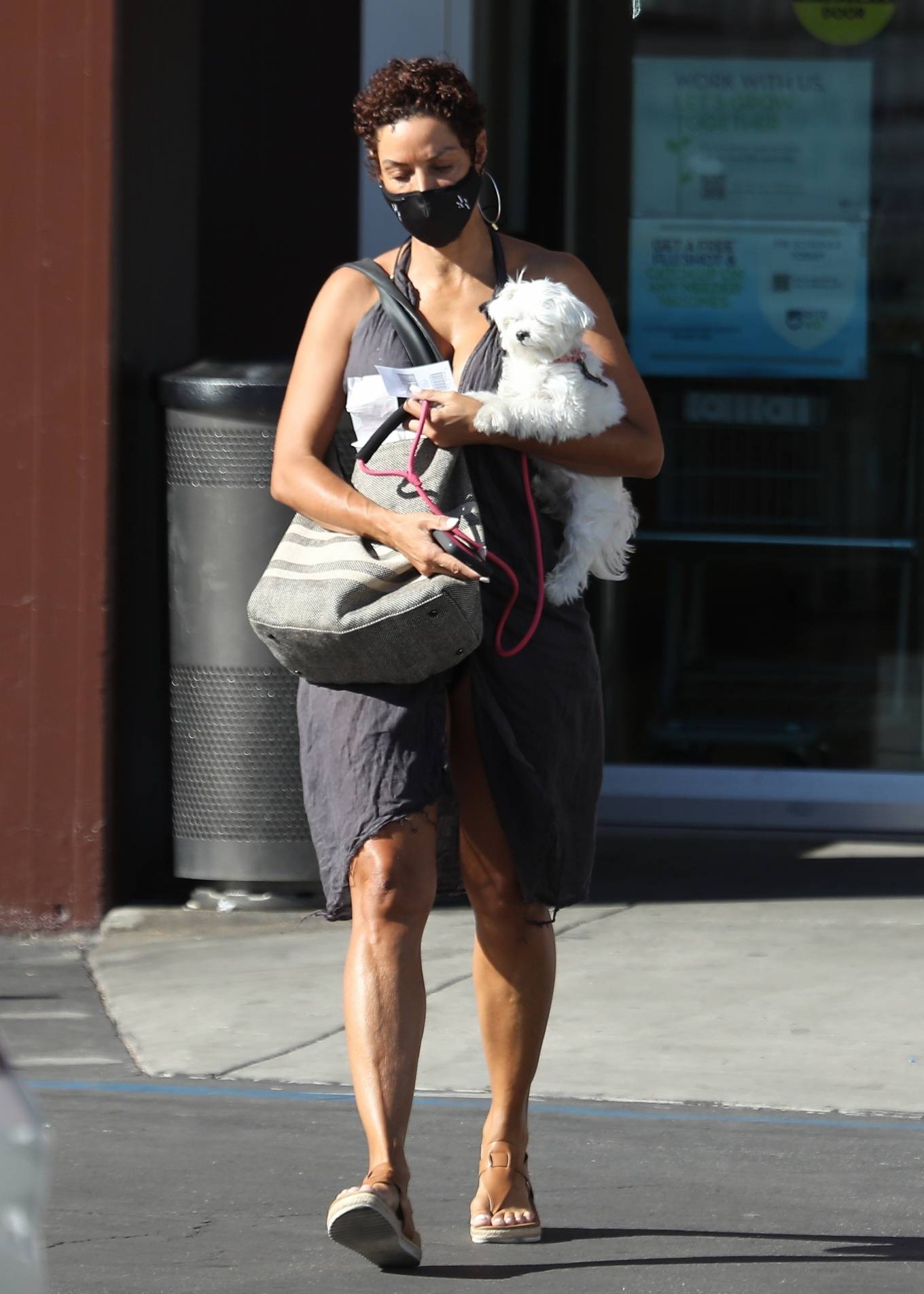 Nicole Murphy 2021 : Nicole Murphy – Takes her dog out in Beverly Hills-22