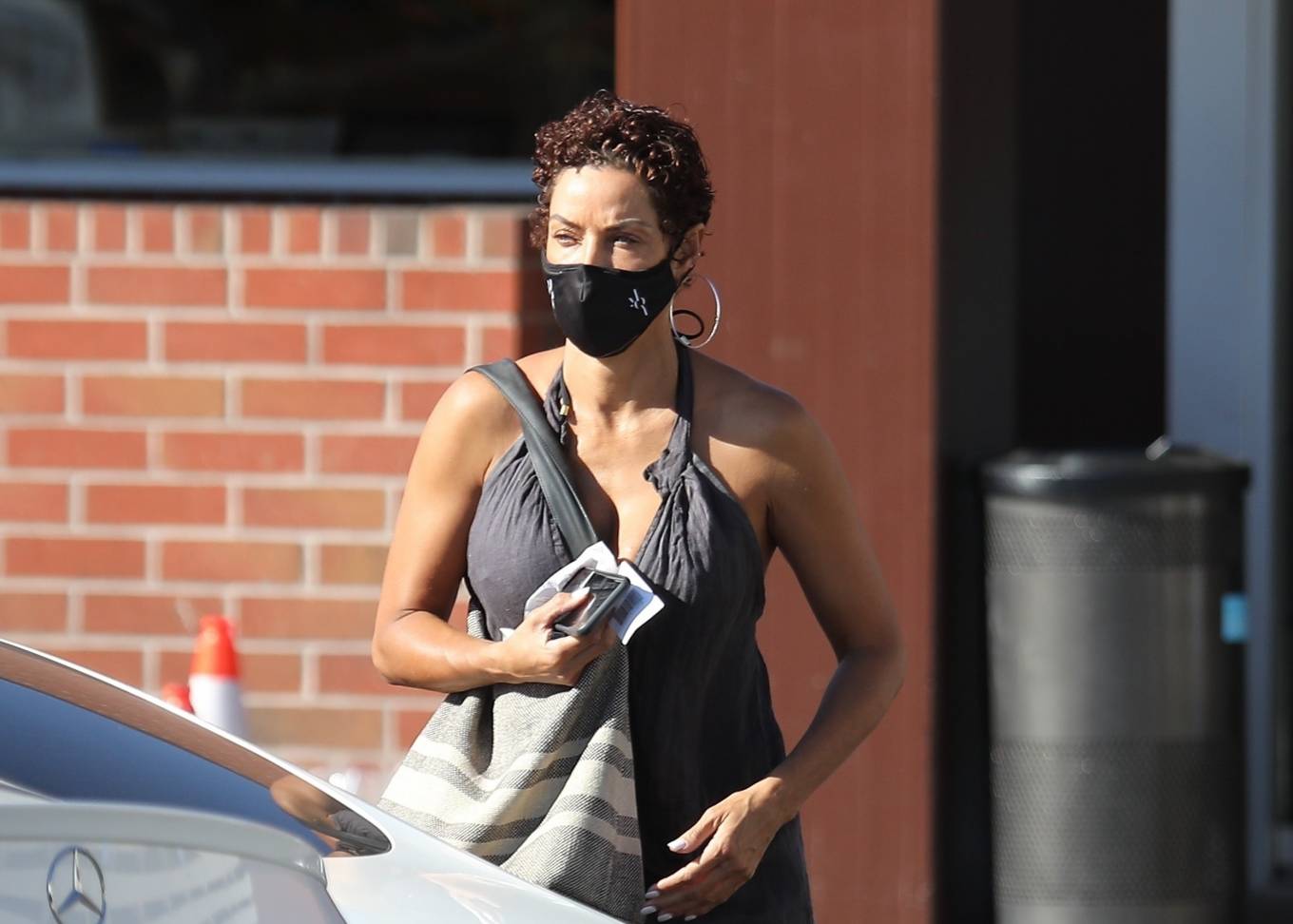 Nicole Murphy 2021 : Nicole Murphy – Takes her dog out in Beverly Hills-23