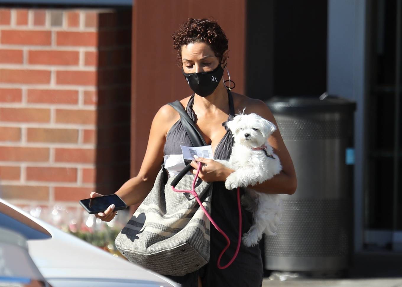 Nicole Murphy 2021 : Nicole Murphy – Takes her dog out in Beverly Hills-24
