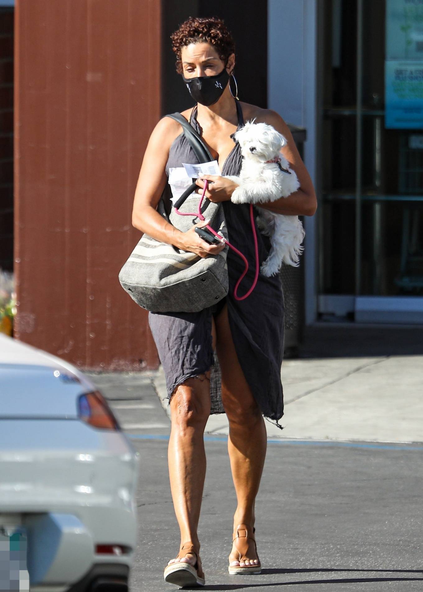 Nicole Murphy 2021 : Nicole Murphy – Takes her dog out in Beverly Hills-28