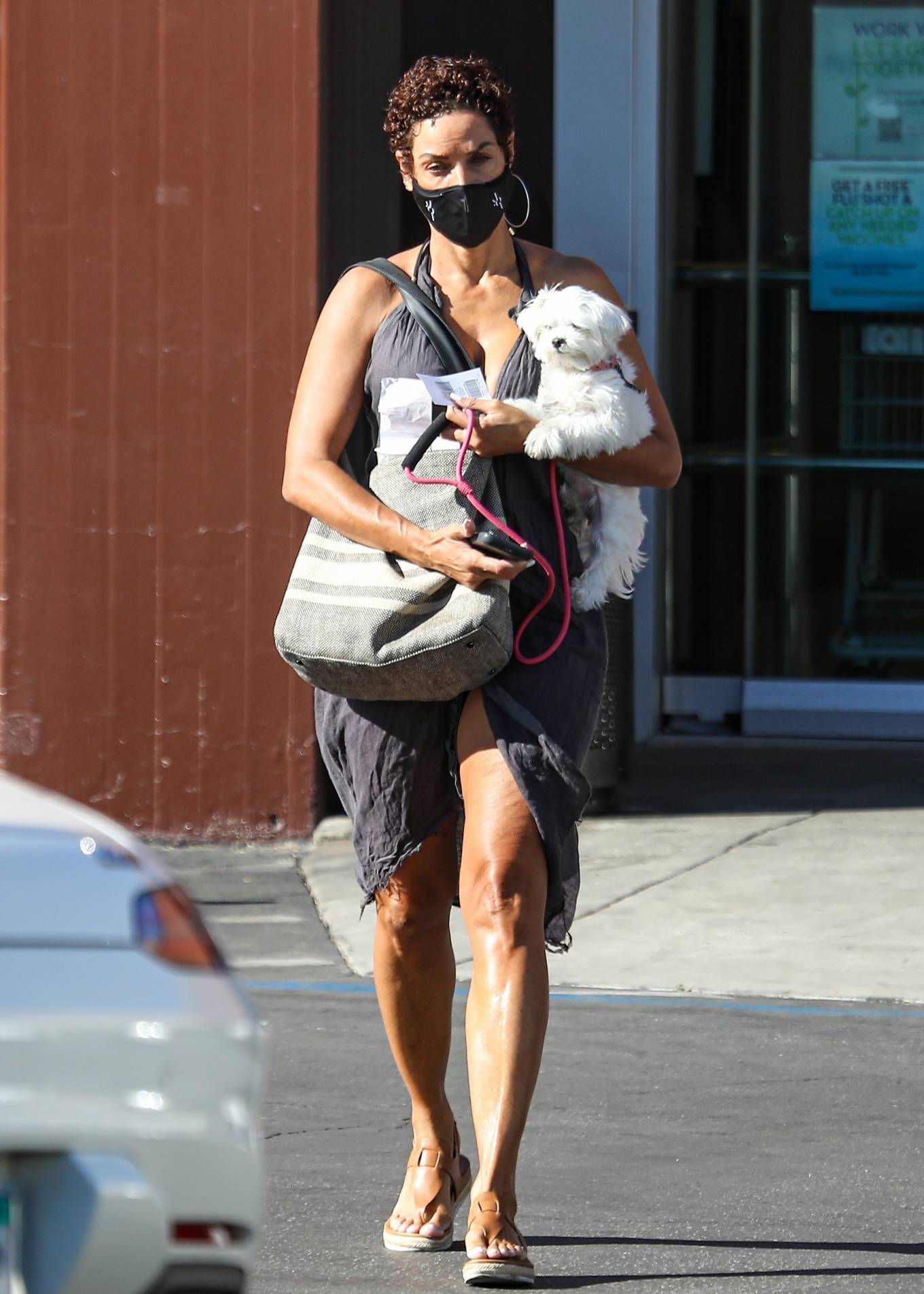 Nicole Murphy 2021 : Nicole Murphy – Takes her dog out in Beverly Hills-30