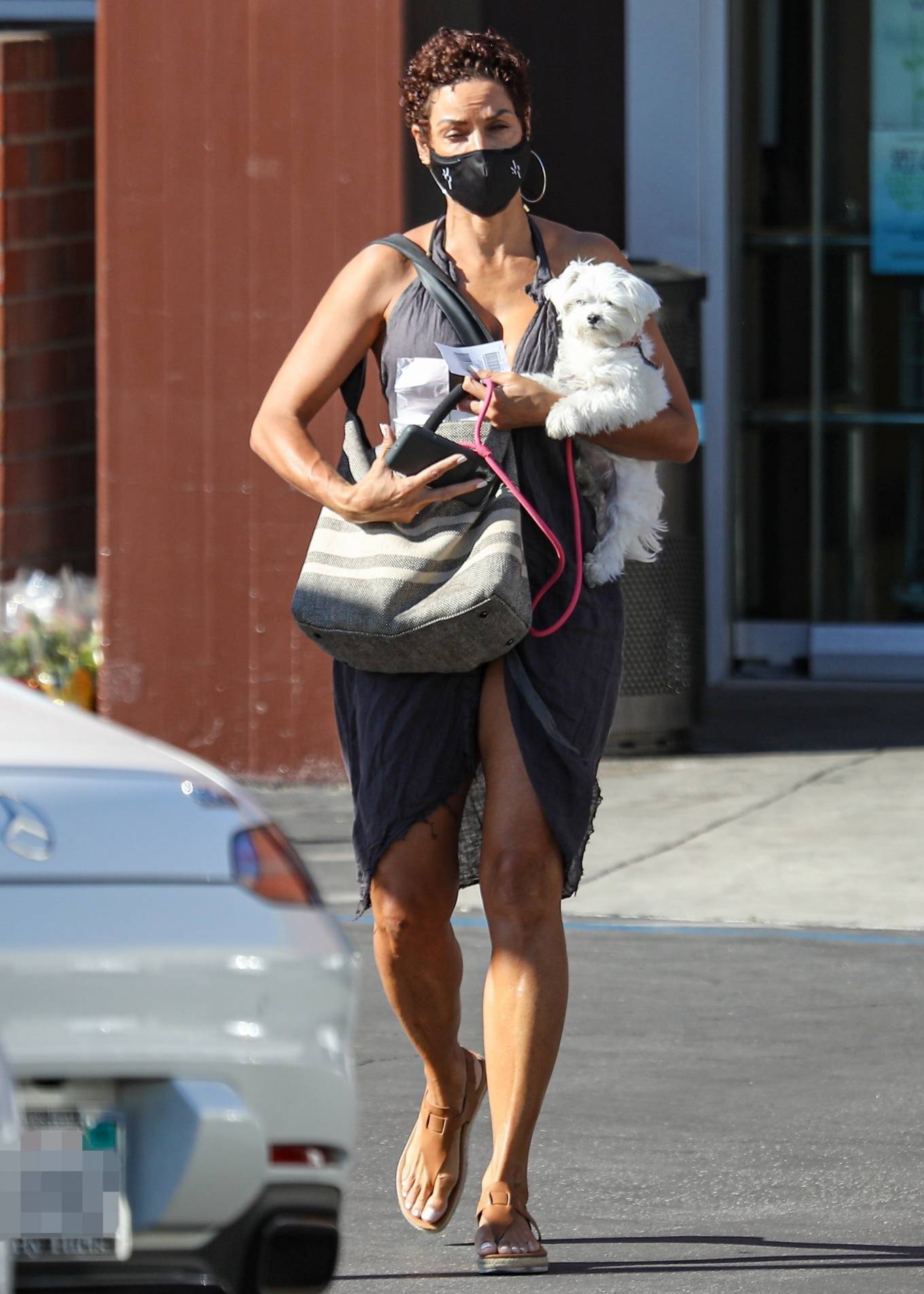 Nicole Murphy 2021 : Nicole Murphy – Takes her dog out in Beverly Hills-31