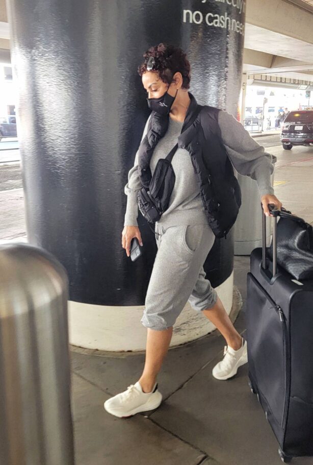 Nicole Murphy - Touches down at LAX