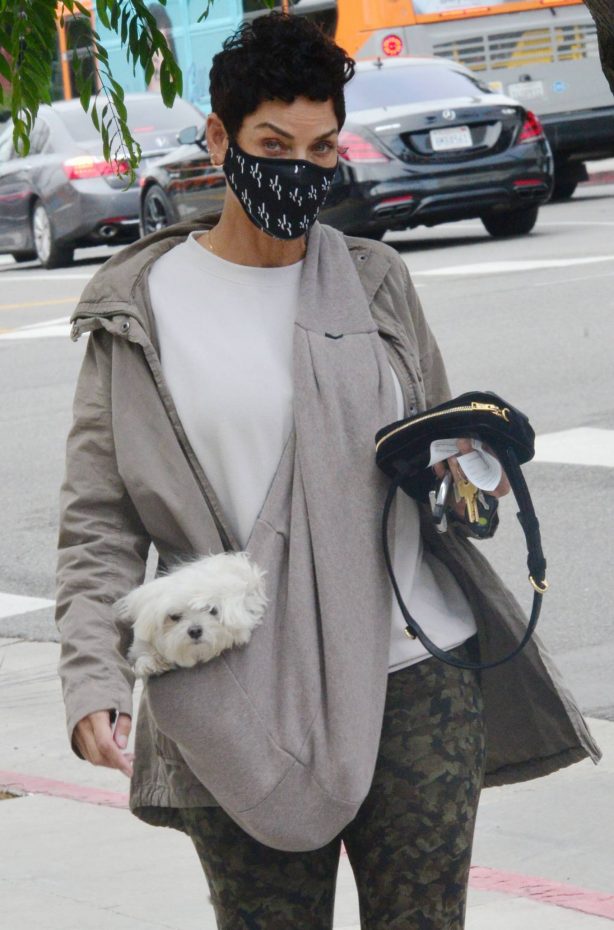 Nicole Murphy - With her dog on a chilly day in Beverly Hills
