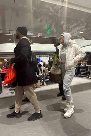 Nicole Murphy - With mystery man as they are seen at Aspen airport