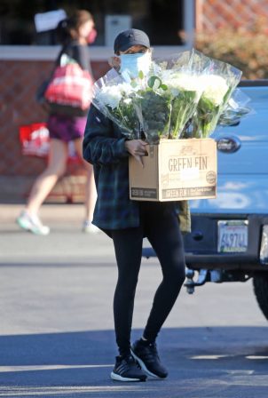 Nicole Richie - At the farmers market on Super Bowl Sunday in Los Angeles