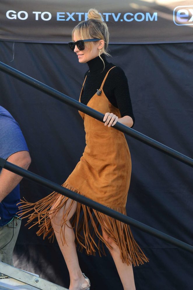 Nicole Richie - On the set of Extra in