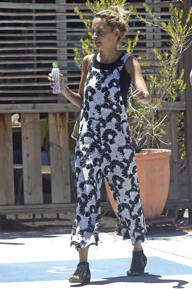 Nicole Richie - Shopping with a Friend in Ojai