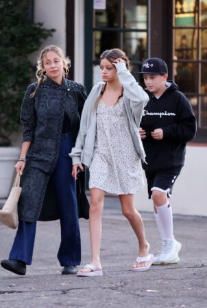 Nicole Richie - Steps out witha a friends for dinner in Santa Barbara