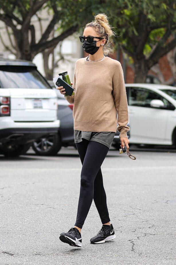 Nicole Richie - Stops by the market in Beverly Hills
