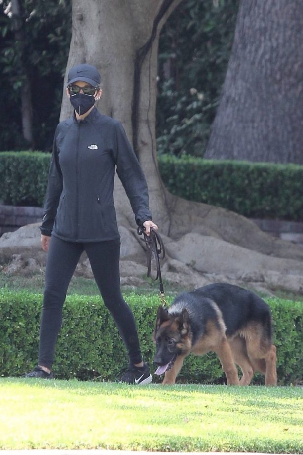 Nicole Richie - walks her dog in Beverly Hills