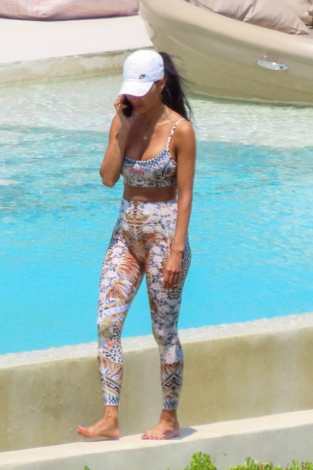 Nicole Scherzinger - Seen in leopard-print leggings in Mykonos
