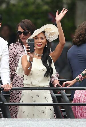 Nicole Scherzinger - With Holly Willoughby On an open top bus at the Platinum Jubilee Pageant