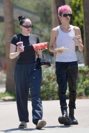 Noah Cyrus - Seen with her new mystery boyfriend in Los Angeles