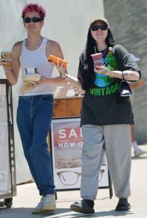Noah Cyrus - With boyfriend grabbing smoothies together in Los Angeles