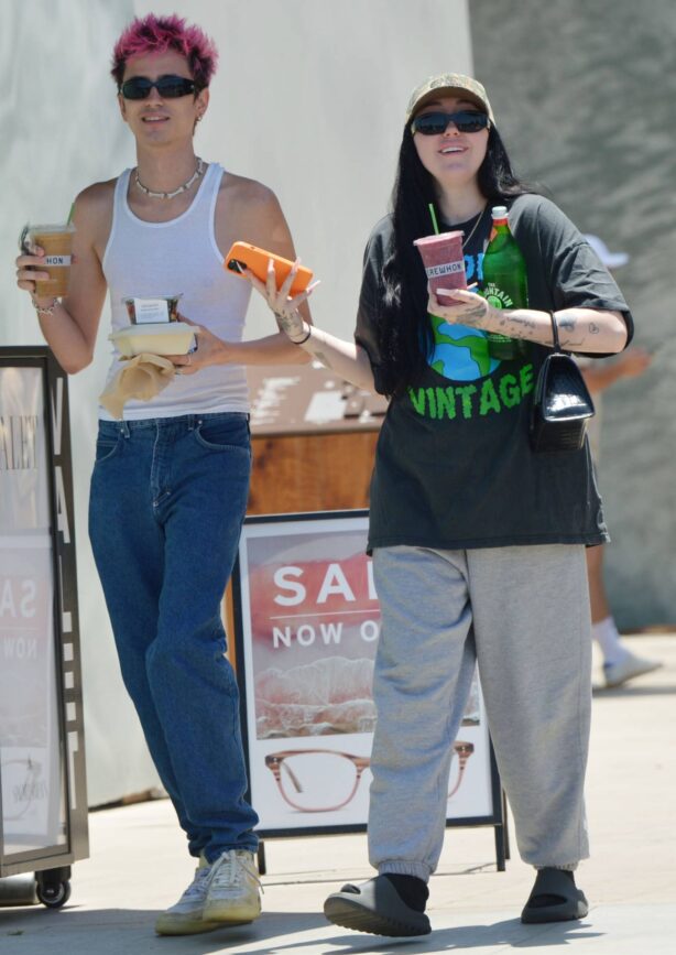 Noah Cyrus - With boyfriend grabbing smoothies together in Los Angeles