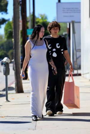 Noah Cyrus - With her fiancé Pinkus on a shopping on Melrose Avenue in Los Angeles