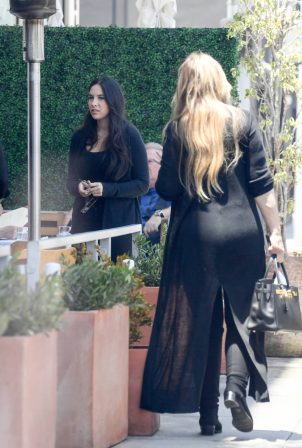 Noor Alfallah - Grab lunch with her mother in Beverly Hills