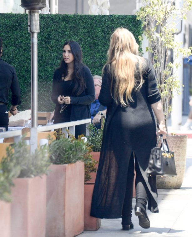 Noor Alfallah - Grab lunch with her mother in Beverly Hills
