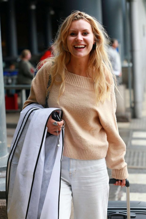 Olivia Bromley - Soap Stars exit their hotel in Manchester