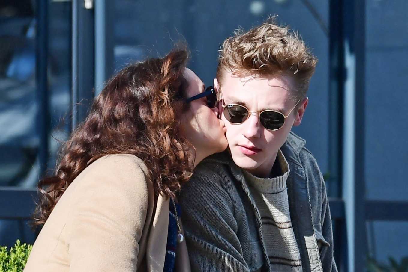 Olivia Cooke 2020 : Olivia Cooke and Ben Hardy - Shares a kiss out in Londo...
