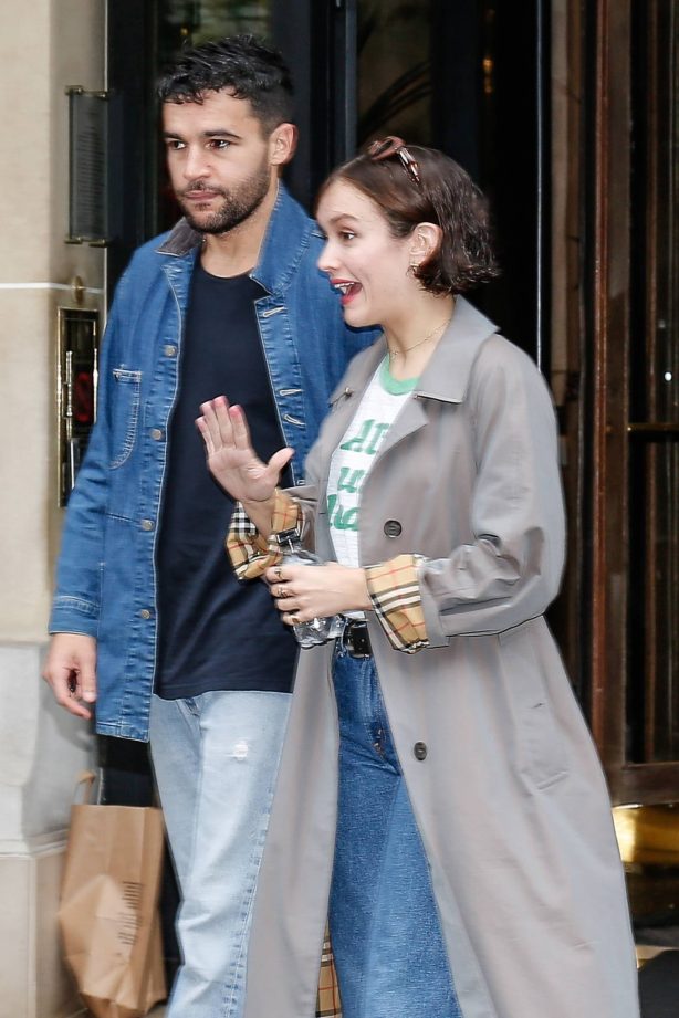 Olivia Cooke - Out with her boyfriend Christopher Abbott in Paris
