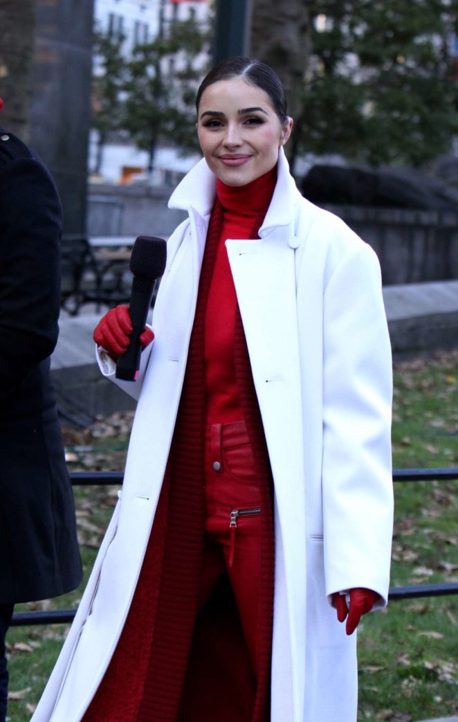 Olivia Culpo - Macy's Thanksgiving Day Parade in NYC