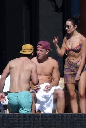 Olivia Culpo - Sunbathing with her sisters in Cabo San Lucas