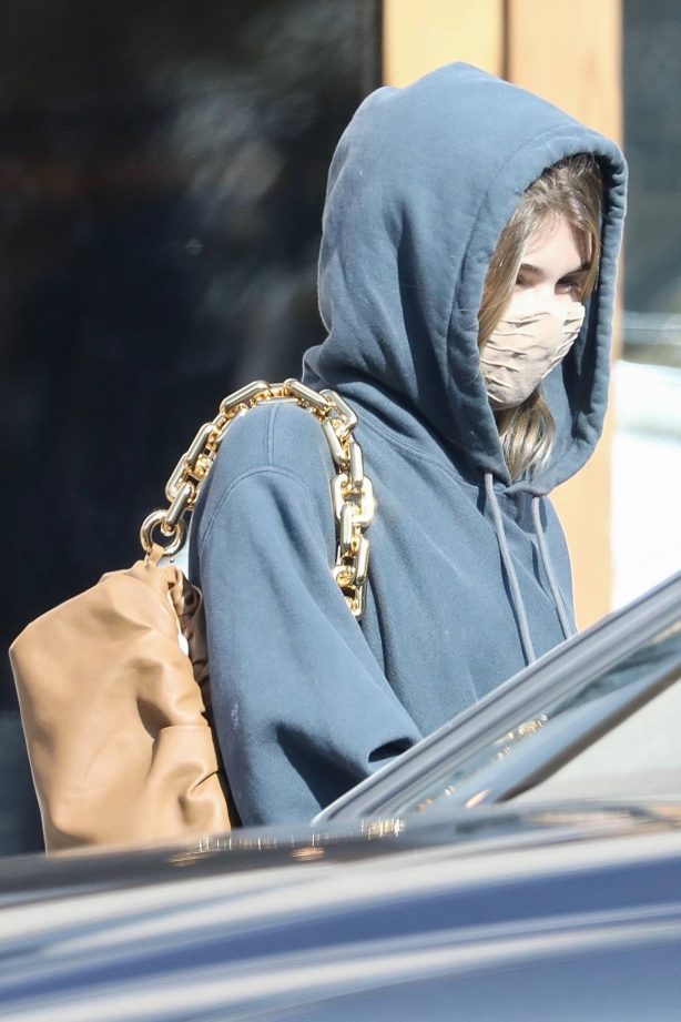 Olivia Jade Giannulli - Shopping candids in Los Angeles
